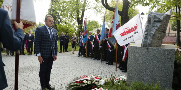 31.08.2022. Kielce. Uroczystości 42. rocznicy podpisania porozumień sierpniowych i powstania Solidarności. Na zdjęciu Mirosław Gębski - starosta kielecki. / Fot. Wiktor Taszłow - Radio Kielce.