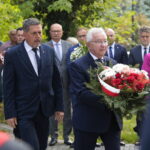 31.08.2022. Kielce. Uroczystości 42. rocznicy podpisania porozumień sierpniowych i powstania Solidarności. Na zdjęciu (od lewej): Jarosław Karyś - przewodniczący kieleckiej rady miasta i poseł Krzysztof Lipiec. / Fot. Wiktor Taszłow - Radio Kielce.