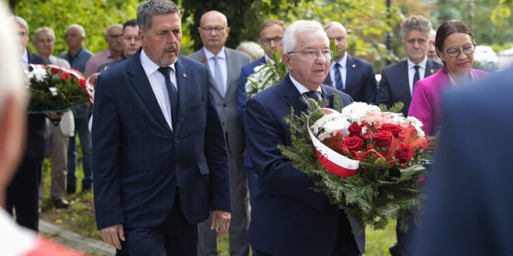 31.08.2022. Kielce. Uroczystości 42. rocznicy podpisania porozumień sierpniowych i powstania Solidarności. Na zdjęciu (od lewej): Jarosław Karyś - przewodniczący kieleckiej rady miasta i poseł Krzysztof Lipiec. / Fot. Wiktor Taszłow - Radio Kielce.