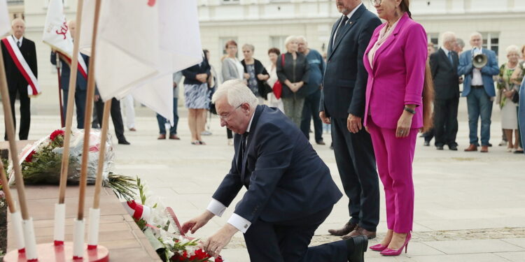 31.08.2022. Kielce. Uroczystości 42. rocznicy podpisania porozumień sierpniowych i powstania Solidarności. Na zdjęciu (składa kwiaty) poseł Krzysztof Lipiec. / Fot. Wiktor Taszłow - Radio Kielce.