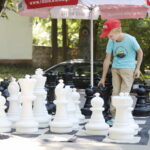 01.08.2022. Kielce. Park Miejski. Wakacyjna Szkoła Szachowa Radia Kielce / Fot. Wiktor Taszłow - Radio Kielce