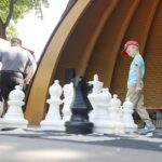 01.08.2022. Kielce. Park Miejski. Wakacyjna Szkoła Szachowa Radia Kielce / Fot. Wiktor Taszłow - Radio Kielce