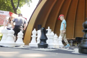 01.08.2022. Kielce. Park Miejski. Wakacyjna Szkoła Szachowa Radia Kielce / Fot. Wiktor Taszłow - Radio Kielce