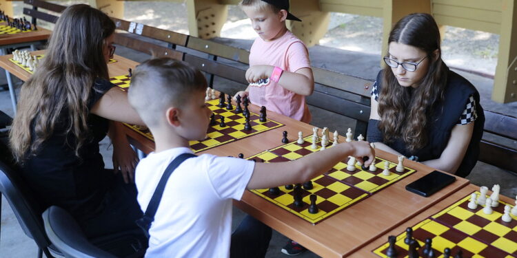 01.08.2022. Kielce. Park Miejski. Wakacyjna Szkoła Szachowa Radia Kielce / Fot. Wiktor Taszłow - Radio Kielce