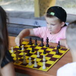 01.08.2022. Kielce. Park Miejski. Wakacyjna Szkoła Szachowa Radia Kielce / Fot. Wiktor Taszłow - Radio Kielce