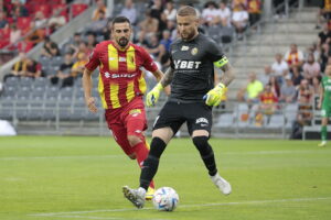 01.08.2022. Kielce. PKO BP Ekstraklasa - 3 kolejka. Mecz: Korona Kielce – Śląsk Wrocław. Na zdjęciu (od lewej): Bartosz Śpiączka, Michał Szromnik / Fot. Wiktor Taszłow – Radio Kielce