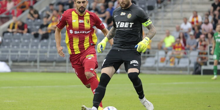 01.08.2022. Kielce. PKO BP Ekstraklasa - 3 kolejka. Mecz: Korona Kielce – Śląsk Wrocław. Na zdjęciu (od lewej): Bartosz Śpiączka, Michał Szromnik / Fot. Wiktor Taszłow – Radio Kielce