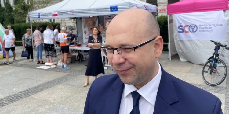 06.08.2022. Kielce. Rynek. VI Rajd „Onko-Tour, czyli rowerem po zdrowie” i piknik profilaktyczny. Na zdjęciu: Bartłomiej Chmielowiec - Rzecznik Praw Pacjenta / Fot. Paulina Michta - Radio Kielce