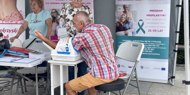 06.08.2022. Kielce. Rynek. VI Rajd „Onko-Tour, czyli rowerem po zdrowie” i piknik profilaktyczny / Fot. Paulina Michta - Radio Kielce