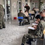 06.08.2022. Kielce. Żołnierze z 10. Świętokrzyskiej Brygady Obrony Terytorialnej oddali krew / Fot. Paulina Michta - Radio Kielce