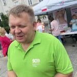 06.08.2022. Kielce. Rynek. VI Rajd „Onko-Tour, czyli rowerem po zdrowie” i piknik profilaktyczny. Na zdjęciu: dr Leszek Smorąg - ginekolog, onkolog, kierownik Zakładu Profilaktyki Onkologicznej w ŚCO w Kielcach / Fot. Paulina Michta - Radio Kielce