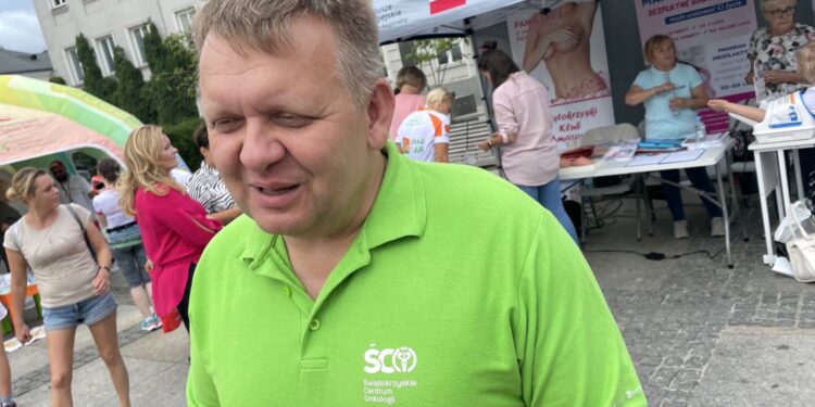 06.08.2022. Kielce. Rynek. VI Rajd „Onko-Tour, czyli rowerem po zdrowie” i piknik profilaktyczny. Na zdjęciu: dr Leszek Smorąg - ginekolog, onkolog, kierownik Zakładu Profilaktyki Onkologicznej w ŚCO w Kielcach / Fot. Paulina Michta - Radio Kielce