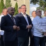 12.08.2022. Kielce. Konferencja Solidarnej Polski ws. projektu w obronie wolności chrześcijan. Na zdjęciu (w środku, od lewej): poseł Mariusz Gosek, minister Michał Wójcik / Fot. Michał Kita - Radio Kielce