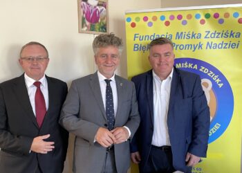 Na zdjęciu (od lewej): Andrzej Michalski - dyrektor PFRON, senator Krzysztof Słoń, Dariusz Lisowski - prezes Fundacji Miśka Zdziśka / Fot. Paulina Michta - Radio Kielce