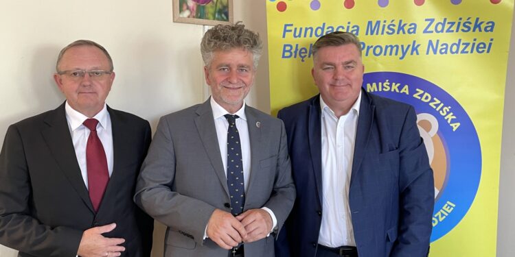 Na zdjęciu (od lewej): Andrzej Michalski - dyrektor PFRON, senator Krzysztof Słoń, Dariusz Lisowski - prezes Fundacji Miśka Zdziśka / Fot. Paulina Michta - Radio Kielce