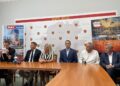 08.08.2022. Kielce. Konferencja zapowiadająca zlot pasjonatów fotografii. Na zdjęciu (od lewej): Mariusz Łężniak, Marcin Chłodnicki - zastępca prezydenta Kielc, Joanna Winiarska - wiceprzewodnicząca Rady Miasta Kielce, Wiesław Stępień, Jerzy Bednarski, Jarosław Machnicki / Fot. Michał Kita - Radio Kielce
