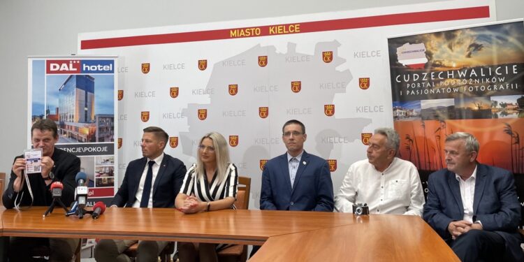 08.08.2022. Kielce. Konferencja zapowiadająca zlot pasjonatów fotografii. Na zdjęciu (od lewej): Mariusz Łężniak, Marcin Chłodnicki - zastępca prezydenta Kielc, Joanna Winiarska - wiceprzewodnicząca Rady Miasta Kielce, Wiesław Stępień, Jerzy Bednarski, Jarosław Machnicki / Fot. Michał Kita - Radio Kielce