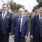 12.08.2022 Kielce. 57. Marsz Szlakiem Pierwszej Kompanii Kadrowej. Na zdjęciu od lewej: szef Urzędu do Spraw Kombatantów i Osób Represjonowanych Jan Józef Kasprzyk, wicewojewoda Rafał Nowak i przewodniczący rady miasta Jarosław Karyś / Fot. Jarosław Kubalski - Radio Kielce