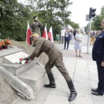 12.08.2022 Kielce. 57. Marsz Szlakiem Pierwszej Kompanii Kadrowej. Kwiaty składa komendant marszu Dionizy Krawczyński i szef Urzędu do Spraw Kombatantów i Osób Represjonowanych Jan Józef Kasprzyk / Fot. Jarosław Kubalski - Radio Kielce