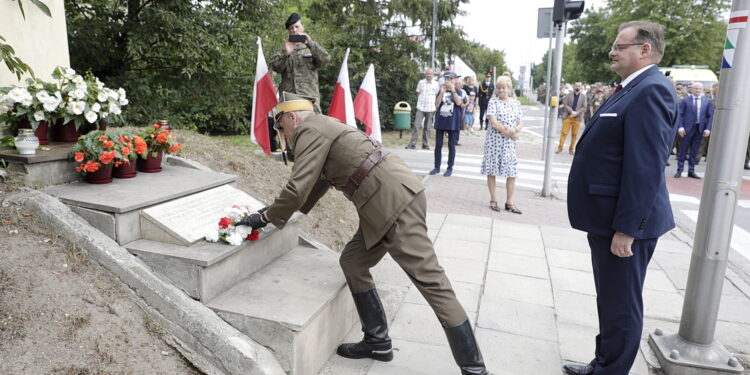 12.08.2022 Kielce. 57. Marsz Szlakiem Pierwszej Kompanii Kadrowej. Kwiaty składa komendant marszu Dionizy Krawczyński i szef Urzędu do Spraw Kombatantów i Osób Represjonowanych Jan Józef Kasprzyk / Fot. Jarosław Kubalski - Radio Kielce