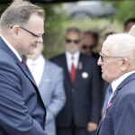 12.08.2022 Kielce. 57. Marsz Szlakiem Pierwszej Kompanii Kadrowej. Na zdjęciu szef Urzędu do Spraw Kombatantów i Osób Represjonowanych Jan Józef Kasprzyk i Stanisław Pustuła / Fot. Jarosław Kubalski - Radio Kielce