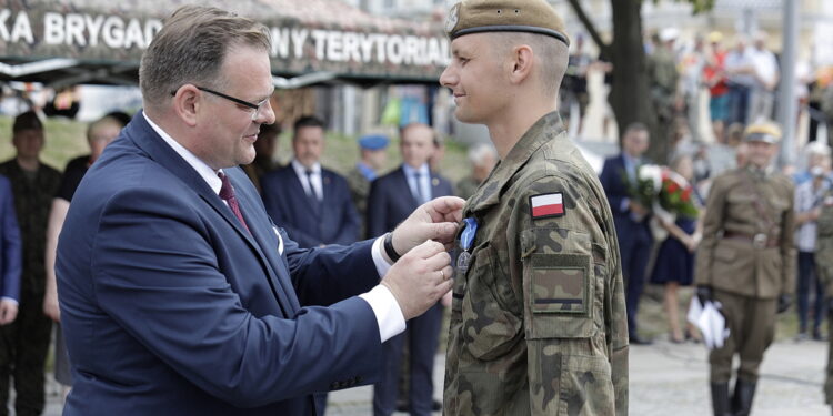 12.08.2022 Kielce. 57. Marsz Szlakiem Pierwszej Kompanii Kadrowej. Na zdjęciu szef Urzędu do Spraw Kombatantów i Osób Represjonowanych Jan Józef Kasprzyk i Patryk Krawczyński / Fot. Jarosław Kubalski - Radio Kielce