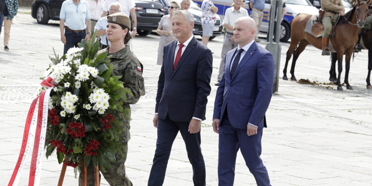 12.08.2022 Kielce. 57. Marsz Szlakiem Pierwszej Kompanii Kadrowej. Na zdjęciu wojewoda Zbigniew Koniusz i wicewojewoda Rafał Nowak / Fot. Jarosław Kubalski - Radio Kielce