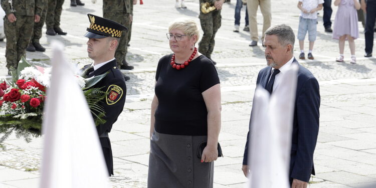 12.08.2022 Kielce. 57. Marsz Szlakiem Pierwszej Kompanii Kadrowej. Na zdjęciu wiceprezydent Kielc Bożena Szczypiór i przewodniczący rady miasta Jarosław Karyś / Fot. Jarosław Kubalski - Radio Kielce