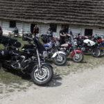 14.08.2022 Tokarnia. Park etnograficzny. Zlot samochodów i motocykli zabytkowych. Motopiknik / Fot. Jarosław Kubalski - Radio Kielce