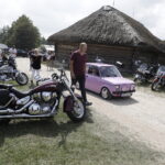 14.08.2022 Tokarnia. Park etnograficzny. Zlot samochodów i motocykli zabytkowych. Motopiknik / Fot. Jarosław Kubalski - Radio Kielce