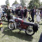 14.08.2022 Tokarnia. Park etnograficzny. Zlot samochodów i motocykli zabytkowych. Motopiknik / Fot. Jarosław Kubalski - Radio Kielce