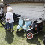 14.08.2022 Tokarnia. Park etnograficzny. Zlot samochodów i motocykli zabytkowych. Motopiknik / Fot. Jarosław Kubalski - Radio Kielce