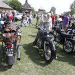 14.08.2022 Tokarnia. Park etnograficzny. Zlot samochodów i motocykli zabytkowych. Motopiknik / Fot. Jarosław Kubalski - Radio Kielce