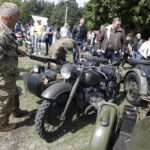 14.08.2022 Tokarnia. Park etnograficzny. Zlot samochodów i motocykli zabytkowych. Motopiknik / Fot. Jarosław Kubalski - Radio Kielce
