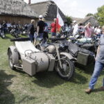 14.08.2022 Tokarnia. Park etnograficzny. Zlot samochodów i motocykli zabytkowych. Motopiknik / Fot. Jarosław Kubalski - Radio Kielce