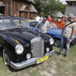 14.08.2022 Tokarnia. Park etnograficzny. Zlot samochodów i motocykli zabytkowych. Motopiknik / Fot. Jarosław Kubalski - Radio Kielce