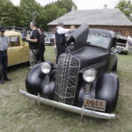 14.08.2022 Tokarnia. Park etnograficzny. Zlot samochodów i motocykli zabytkowych. Motopiknik / Fot. Jarosław Kubalski - Radio Kielce