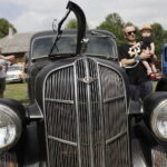 14.08.2022 Tokarnia. Park etnograficzny. Zlot samochodów i motocykli zabytkowych. Motopiknik / Fot. Jarosław Kubalski - Radio Kielce