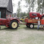 14.08.2022 Tokarnia. Park etnograficzny. Zlot samochodów i motocykli zabytkowych. Motopiknik / Fot. Jarosław Kubalski - Radio Kielce