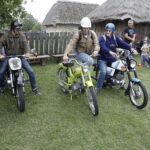 14.08.2022 Tokarnia. Park etnograficzny. Zlot samochodów i motocykli zabytkowych. Motopiknik / Fot. Jarosław Kubalski - Radio Kielce