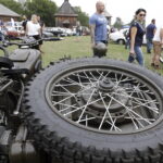 14.08.2022 Tokarnia. Park etnograficzny. Zlot samochodów i motocykli zabytkowych. Motopiknik / Fot. Jarosław Kubalski - Radio Kielce