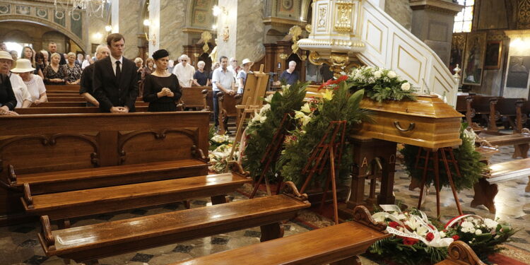 25.08.2022 Kielce. Katedra. Pogrzeb Alojzego Obornego, wieloletniego dyrektora Muzeum Narodowego w Kielcach / Fot. Jarosław Kubalski - Radio Kielce