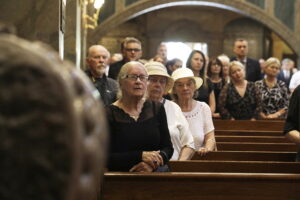 25.08.2022 Kielce. Katedra. Pogrzeb Alojzego Obornego, wieloletniego dyrektora Muzeum Narodowego w Kielcach / Fot. Jarosław Kubalski - Radio Kielce