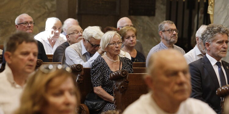 25.08.2022 Kielce. Katedra. Pogrzeb Alojzego Obornego, wieloletniego dyrektora Muzeum Narodowego w Kielcach / Fot. Jarosław Kubalski - Radio Kielce