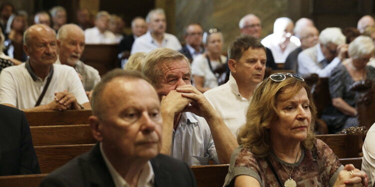 25.08.2022 Kielce. Katedra. Pogrzeb Alojzego Obornego, wieloletniego dyrektora Muzeum Narodowego w Kielcach / Fot. Jarosław Kubalski - Radio Kielce