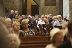 25.08.2022 Kielce. Katedra. Pogrzeb Alojzego Obornego, wieloletniego dyrektora Muzeum Narodowego w Kielcach / Fot. Jarosław Kubalski - Radio Kielce