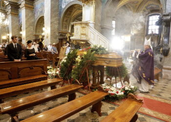25.08.2022 Kielce. Katedra. Pogrzeb Alojzego Obornego, wieloletniego dyrektora Muzeum Narodowego w Kielcach / Fot. Jarosław Kubalski - Radio Kielce