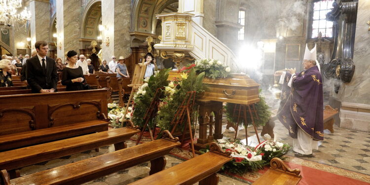 25.08.2022 Kielce. Katedra. Pogrzeb Alojzego Obornego, wieloletniego dyrektora Muzeum Narodowego w Kielcach / Fot. Jarosław Kubalski - Radio Kielce