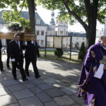 25.08.2022 Kielce. Katedra. Pogrzeb Alojzego Obornego, wieloletniego dyrektora Muzeum Narodowego w Kielcach / Fot. Jarosław Kubalski - Radio Kielce
