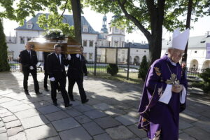 25.08.2022 Kielce. Katedra. Pogrzeb Alojzego Obornego, wieloletniego dyrektora Muzeum Narodowego w Kielcach / Fot. Jarosław Kubalski - Radio Kielce